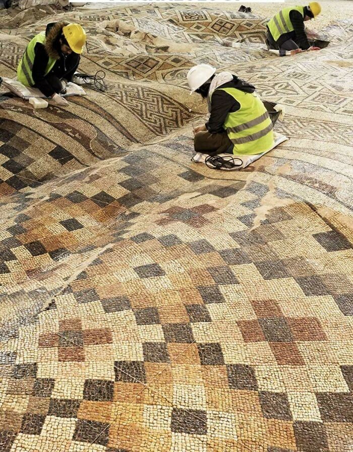 12. Vykopává se mozaika v Turecku.  Jeho povrch byl vyboulen zemětřesením.