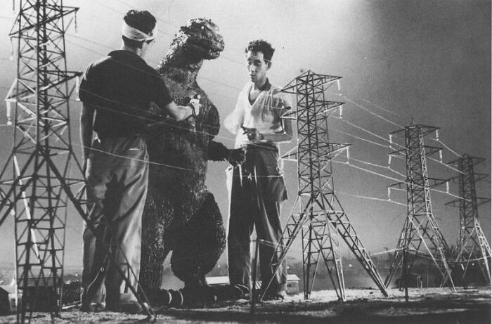 "Fotografie ze zákulisí z natáčení první verze 'Godzilla', 1954"