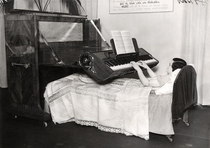 „Piano určené pro lidi, kteří byli nuceni ležet v posteli, Velká Británie, 1935“