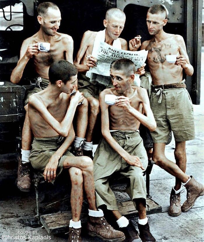 „Australští vojáci po osvobození z japonského tábora v Singapuru, 1945“