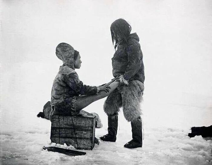 "Inuit zahřívá nohy své manželky, Grónsko, 1890"
