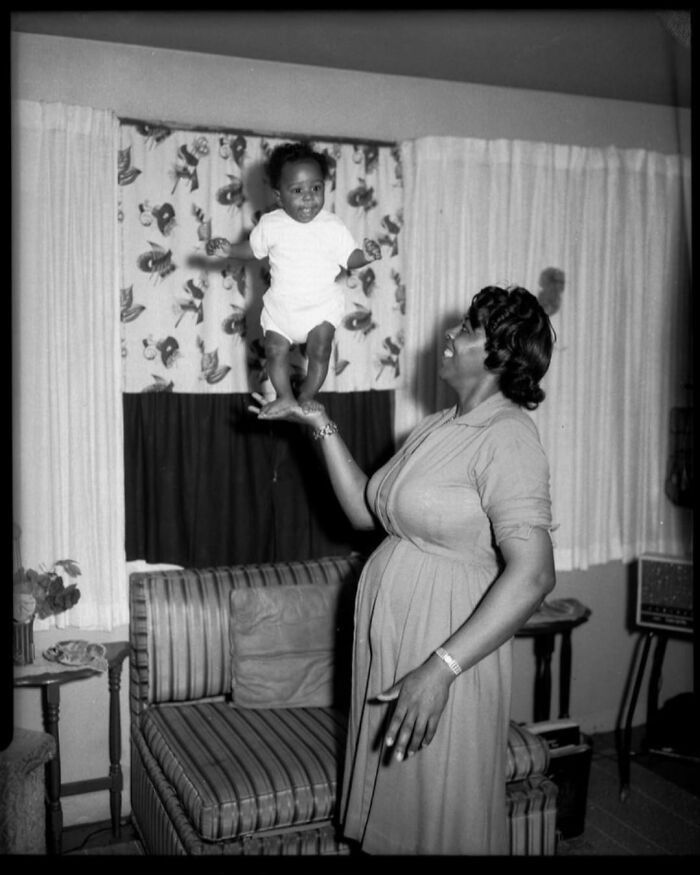 Mała dziewczynka balansująca na dłoni swojej mamy, Pittsburgh, XX wiek
