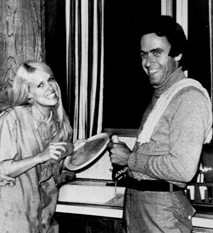 "Ted Bundy pomagający Carol Bartholomew zmywać naczynia po przyjęciu urodzinowym w 1975 roku"
