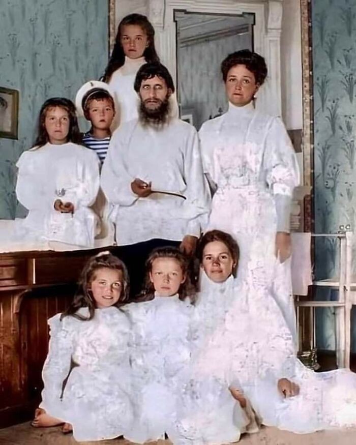 "Koloryzowane zdjęcie Rasputina z carycą Aleksandrą Romanową, jej dziećmi i nianią"