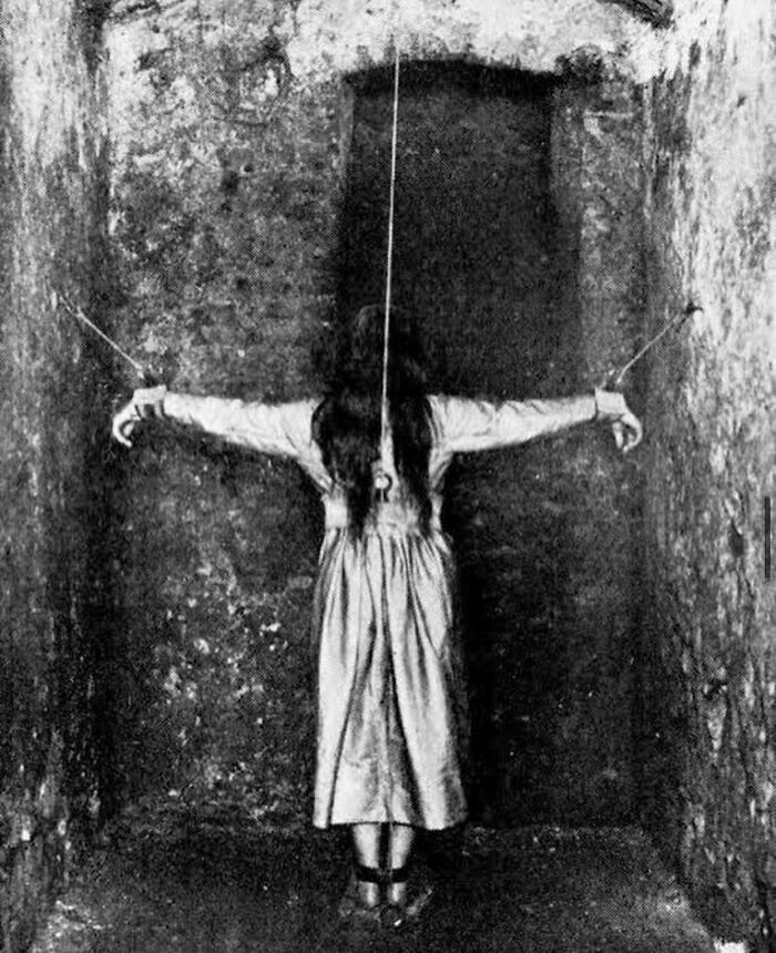 "Brutalnie unieruchomiona pacjentka szpitala psychiatrycznego we Francji, 1900"