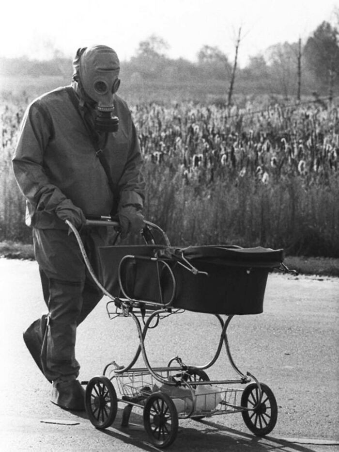 "Dziecko znalezione podczas oczyszczania okolic Czarnobyla po katastrofie w 1986"