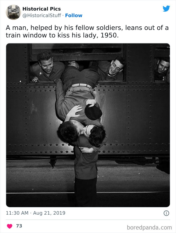 Mężczyzna wychyla się przez okno pociągu przy pomocy dwóch innych żołnierzy, by pocałować swoją partnerkę, 1950