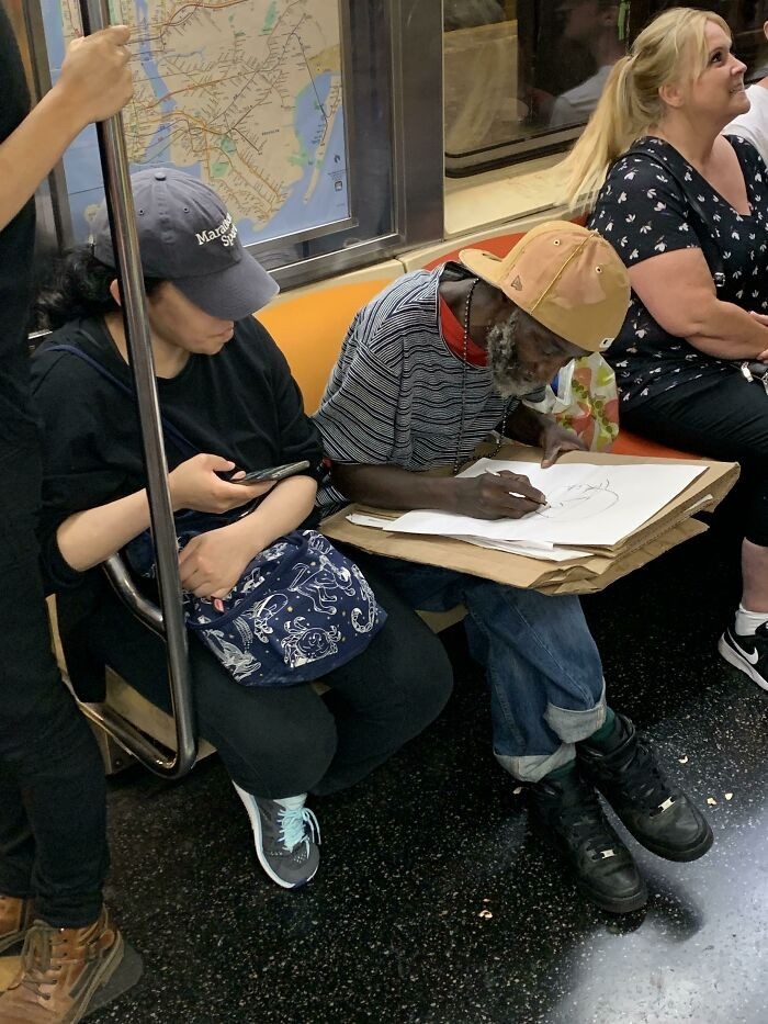 "Ten mężczyzna szkicował portrety osób jadących w metrze i mówił im, że są piękne."