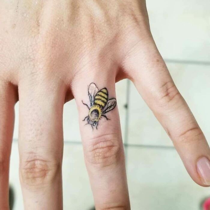 "Pszczółki dla pary pszczelarzy. Autor: Keith C, Spinning Needle Tattoos, Fort Worth"