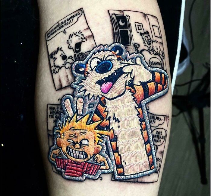 Tatuaż Calvina i Hobbesa w stylu naszywki. Autor: Duda Lozano, Sao Paulo, Brazylia"