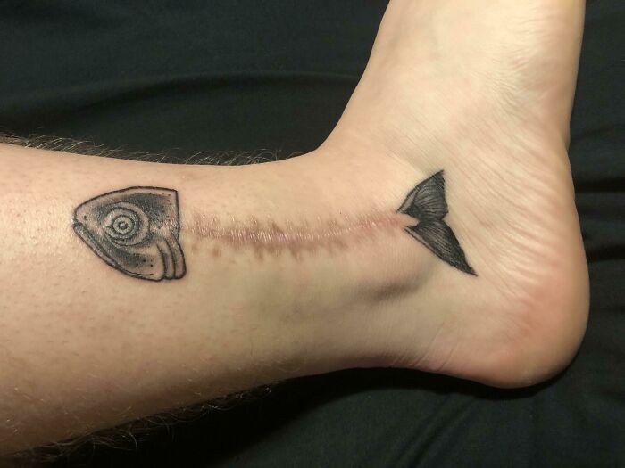 "Rybie ości autorstwa Trevora Varema, Mission Tattoo Parlour, Alberta"