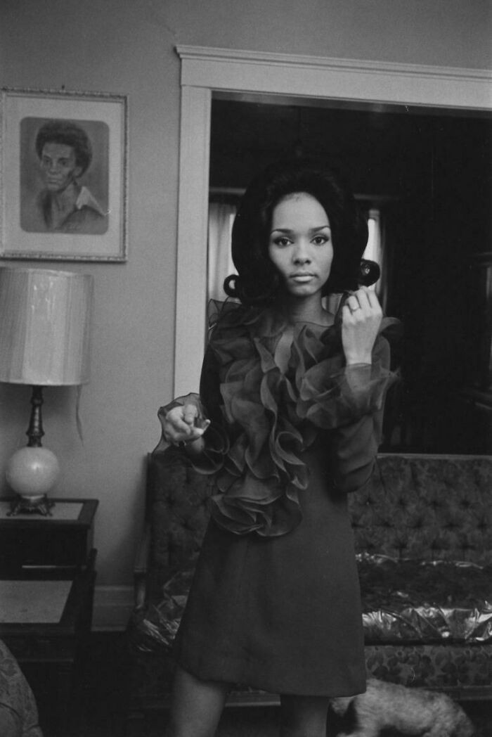 1. Młoda kobieta w wieczorowej sukni, Detroit, 1968