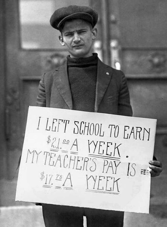 13. Młody mężczyzna protestujący przeciwko niskim wynagrodzeniom nauczycieli, 1930