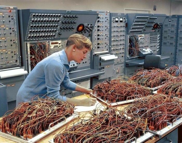 15. Inżynier Karen Leadlay pracująca nad komputerami analogowymi w firmie General Dynamics, 1964"