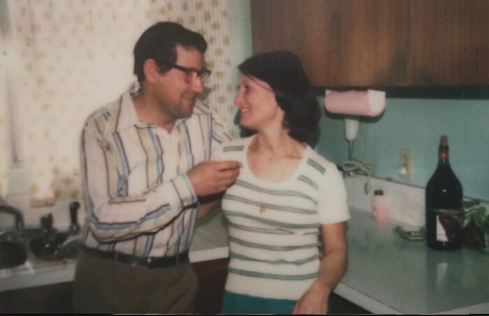 4. "Mój tata zmarł w tym tygodniu. Przeglądałam zdjęcia wybierając coś na memoriał. Oto moi rodzice w swojej kuchni, lata 70. Podoba mi się jak na siebie patrzą."