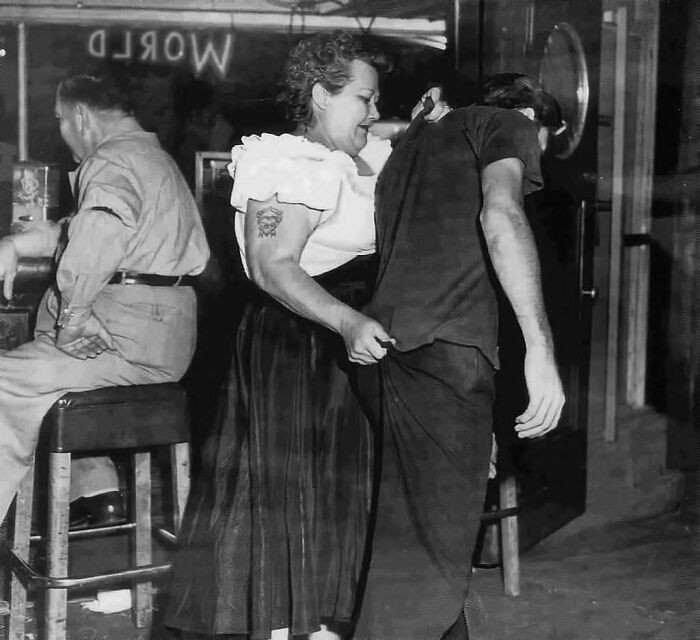 5. "Cairo Mary" pracująca jako ochroniarz w klubie Shanghai Reds w San Pedro, 1953