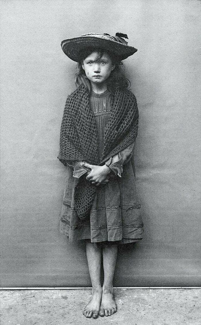 9. Adelaide Springett, która była tak zawstydzona stanem swoich butów, że zdjęła je do zdjęcia. Londyn, 1901