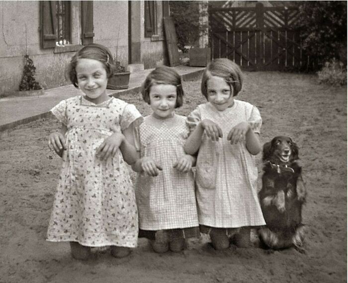 10. Trzy młode damy pozujące z przyjacielem, 1930