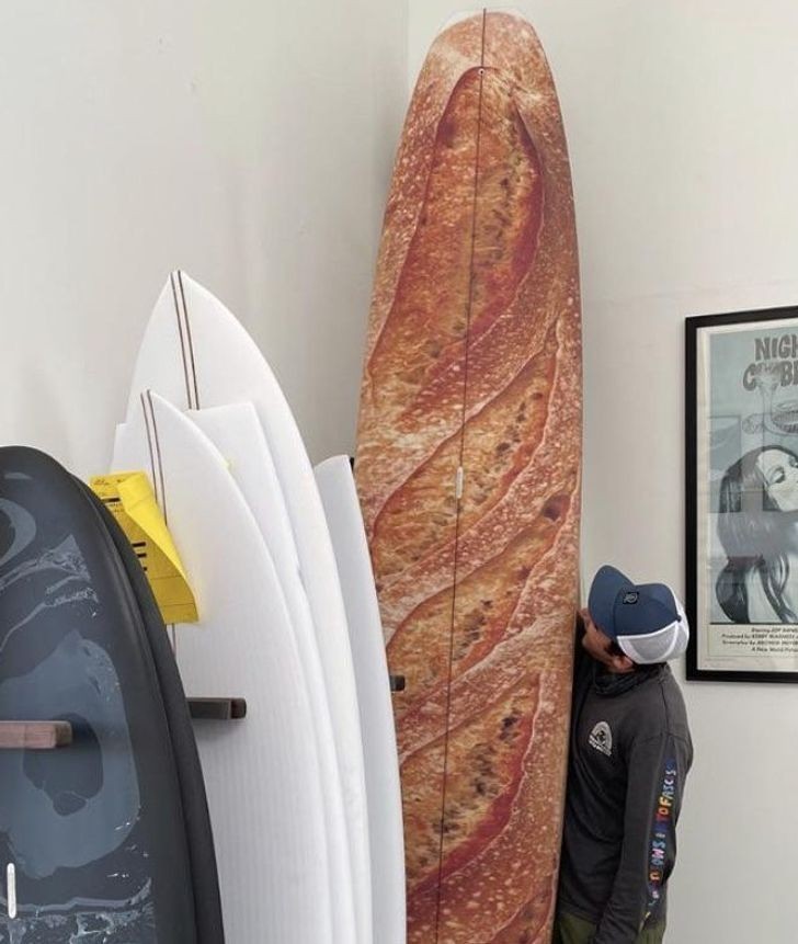 11. "Nowa deska surfingowa mojego znajomego, stylizowana na bagietkę"