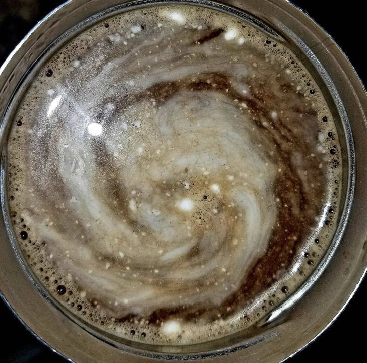 14. "Moja kawa wygląda niczym galaktyka."