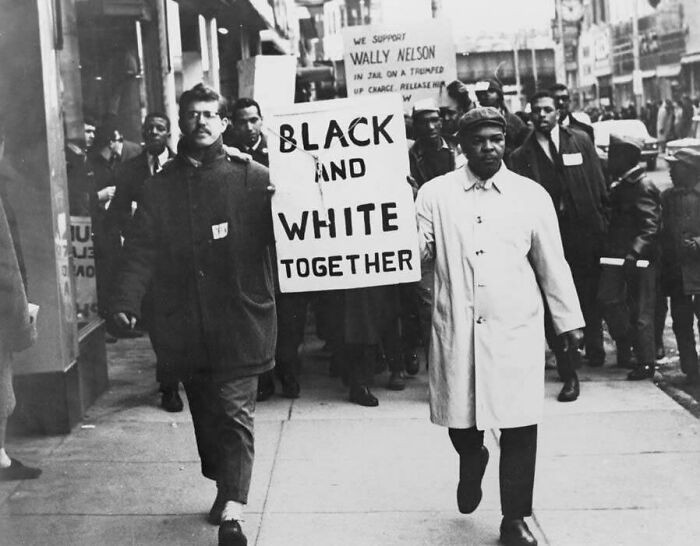 "Biały i czarny mężczyzna przewodzący marszowi praw obywatelskich, późne lata 50."