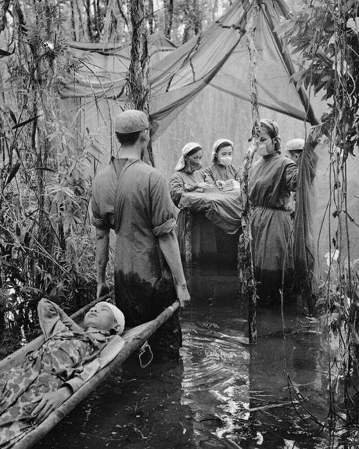 "Medycy Wietkongu operujący rannego kambodżańskiego żołnierza, 1970"