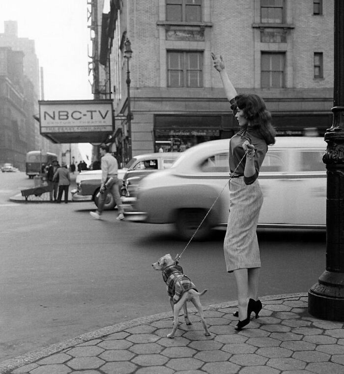 "Kobieta zatrzymująca taksówkę w Nowym Jorku, 1956"