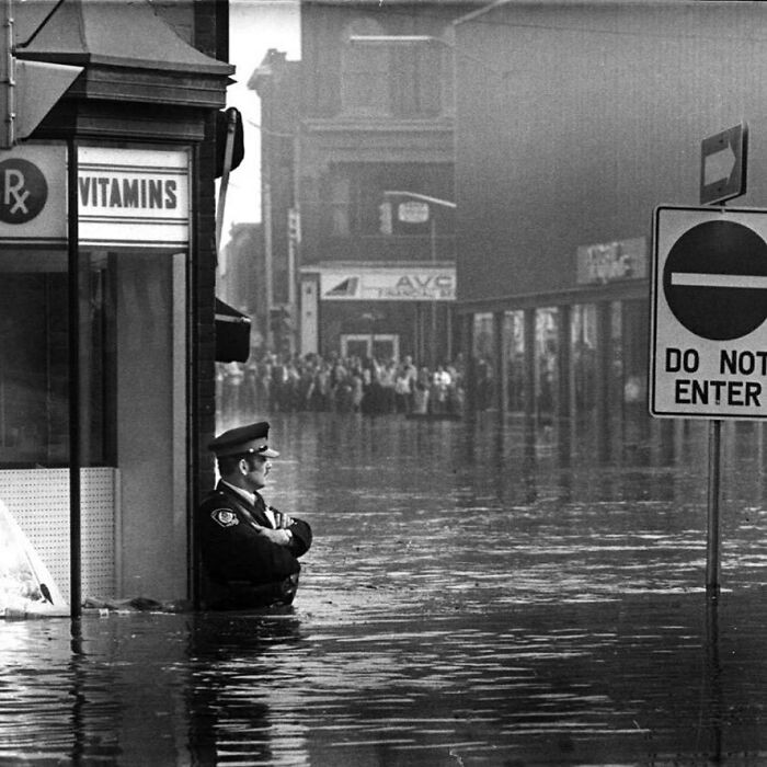 "Policjant strzegący apteki podczas powodzi, Ontario, 1974"