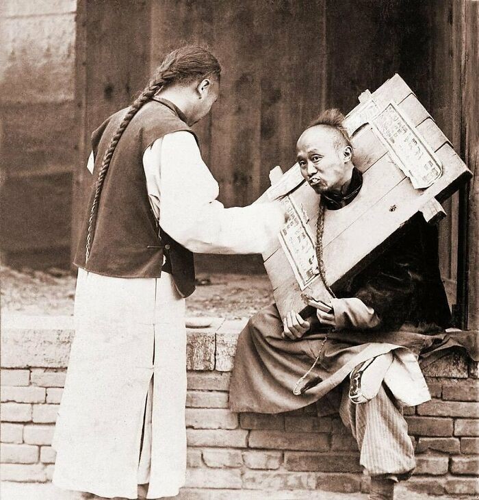 "Uczynny Chińczyk karmiący uwięzionego przestępcę, 1905"