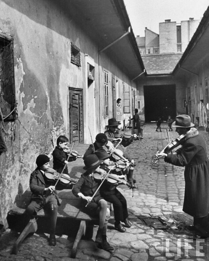 "Cygańskie dzieci podczas lekcji gry na skrzypcach, Budapeszt, Węgry, 1939"