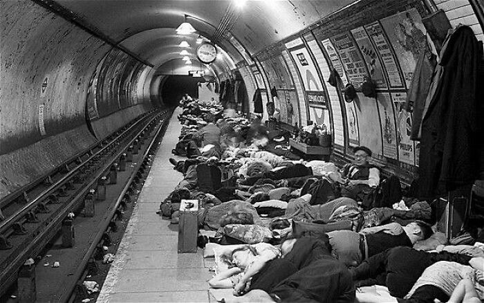 "Mieszkańcy Londynu śpiący na zatłoczonym peronie metra podczas nazistowskich nalotów na Wielką Brytanię"