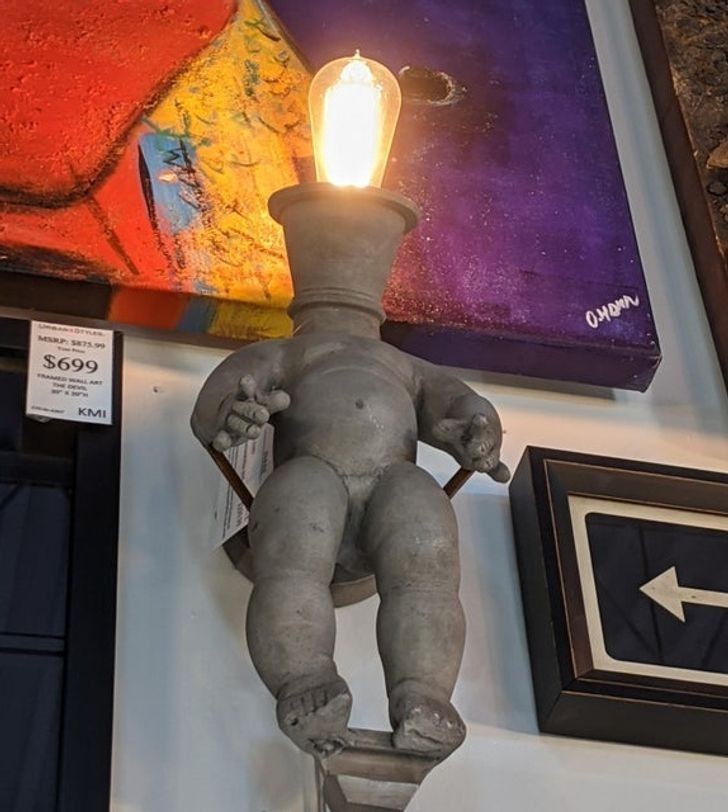 5. "Ta potworna lampa w kształcie dziecka"