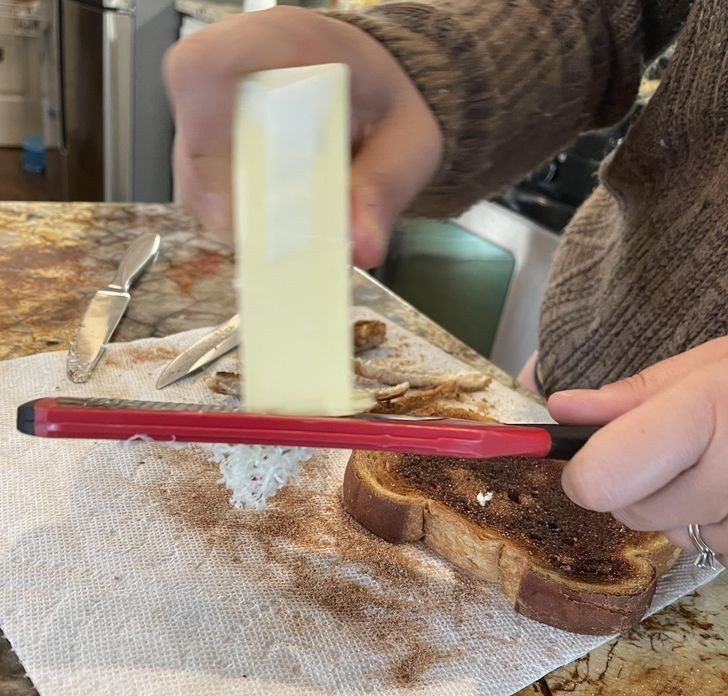 9. "Właśnie zorientowałem się, że starcie zimnej kostki masła na tost czy muffina, to zdecydowanie łatwiejsze rozwiązanie od używania noża."