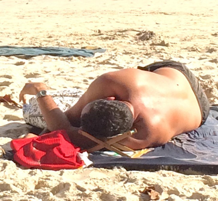 "Ten facet przyniósł miniaturowe krzesełko na plażę, by oprzeć na nim głowę."