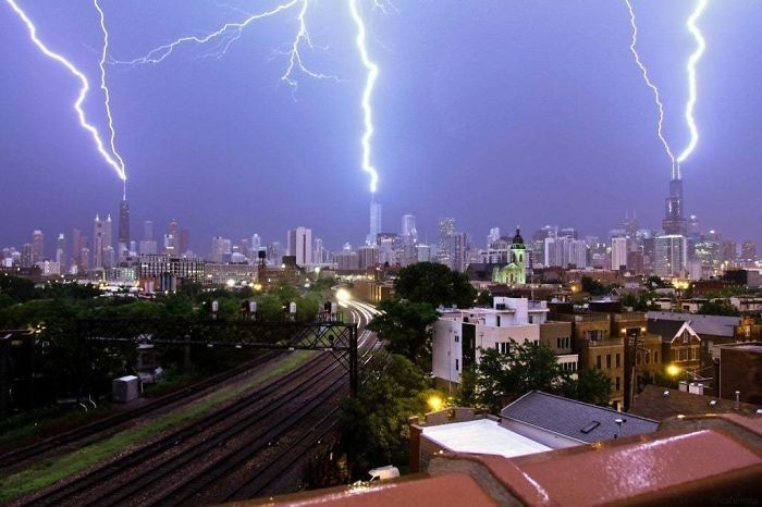 12. Błyskawica uderzająca jednocześnie w trzy najwyższe budynki Chicago