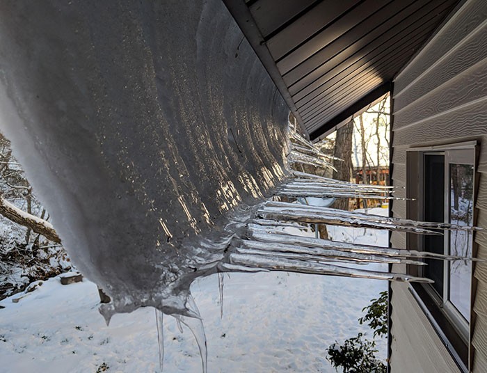 "Śnieg osunął się częściowo z dachu i znów zamarzł, skutkując poziomymi soplami lodu."