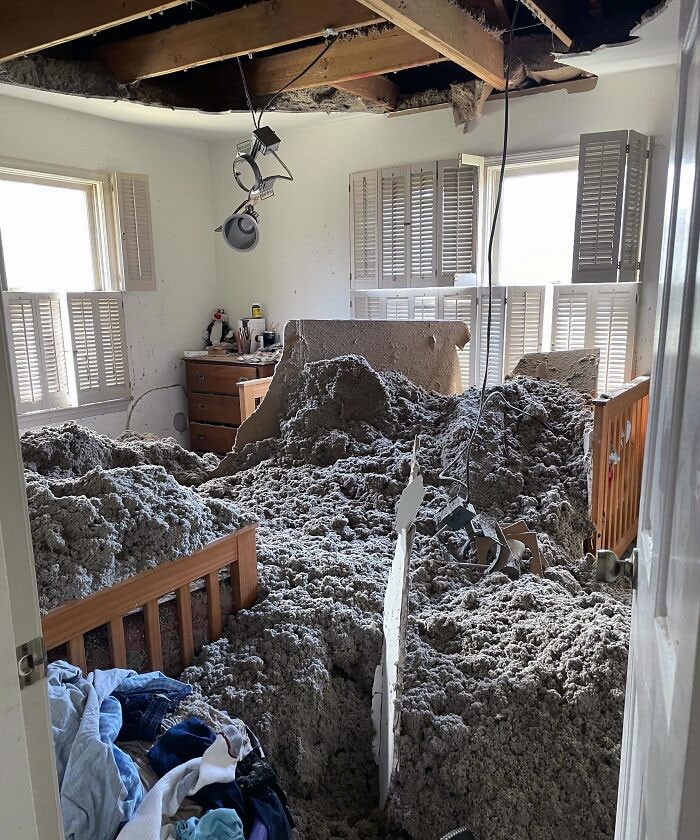 "W mojej sypialni zawalił się sufit."