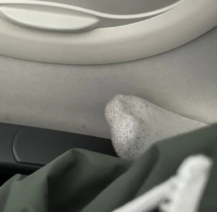 "Pasażer siedzący za mną trzymał swoją śmierdzącą stopę na moim podłokietniku przez cały lot."
