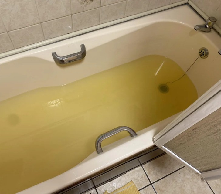 "Woda w wynajętym przez mnie pokoju od tygodnia jest żółta i ma metaliczny posmak. Właściciel twierdzi, że nie może nic na to poradzić."