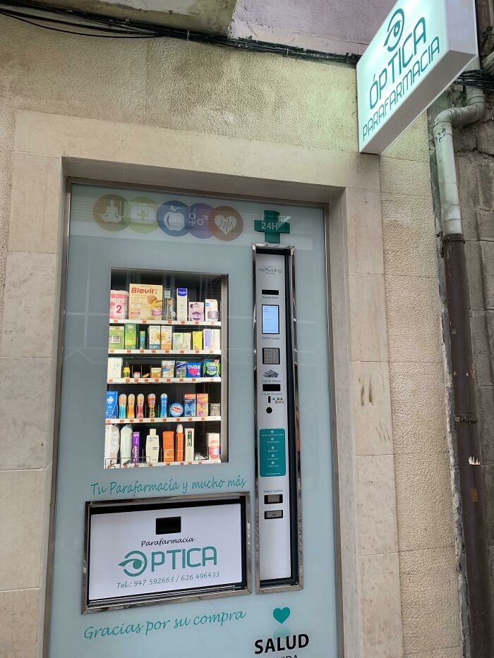 "Apteka w Hiszpanii posiadająca 24-godzinny automat sprzedający najpotrzebniejsze rzeczy."