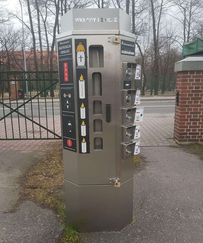 "Automat sprzedający znicze i wkłady na cmentarzu"