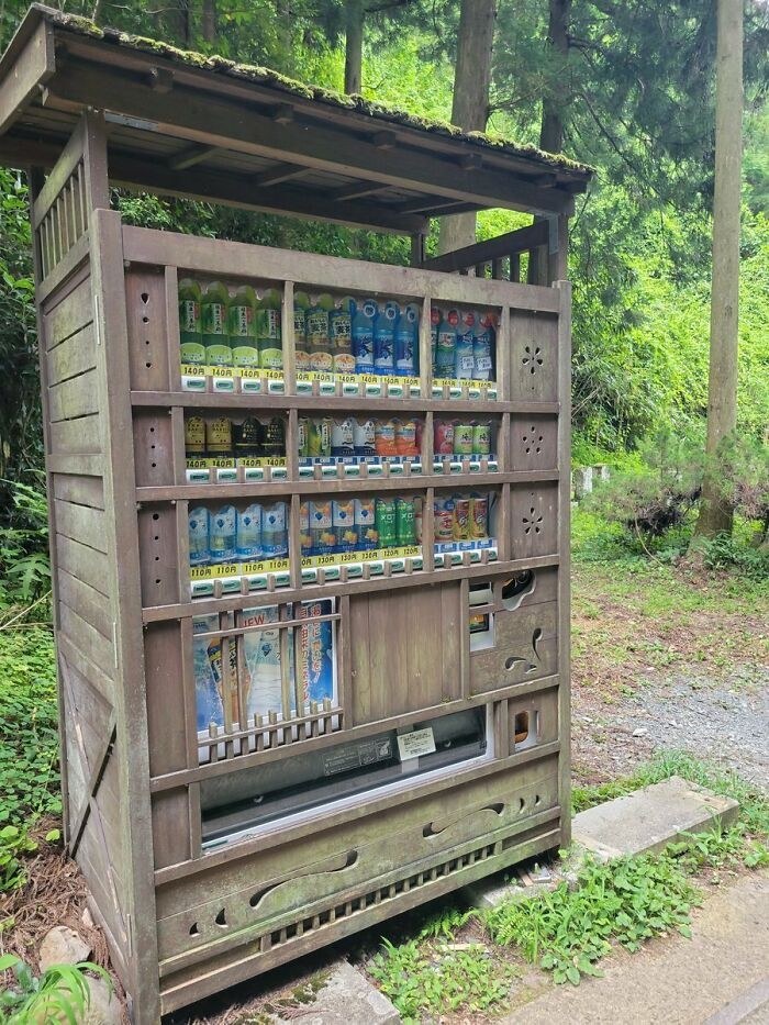 "Japoński automat sprzedażowy dostosowany do otoczenia"