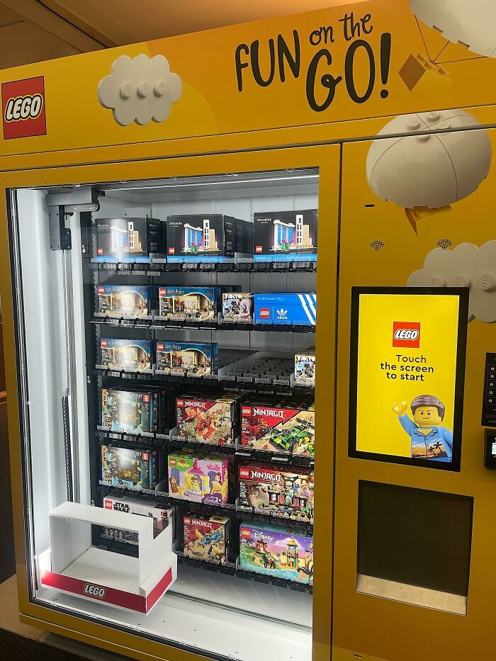 "Automat sprzedający LEGO na lotnisku w Chicago"