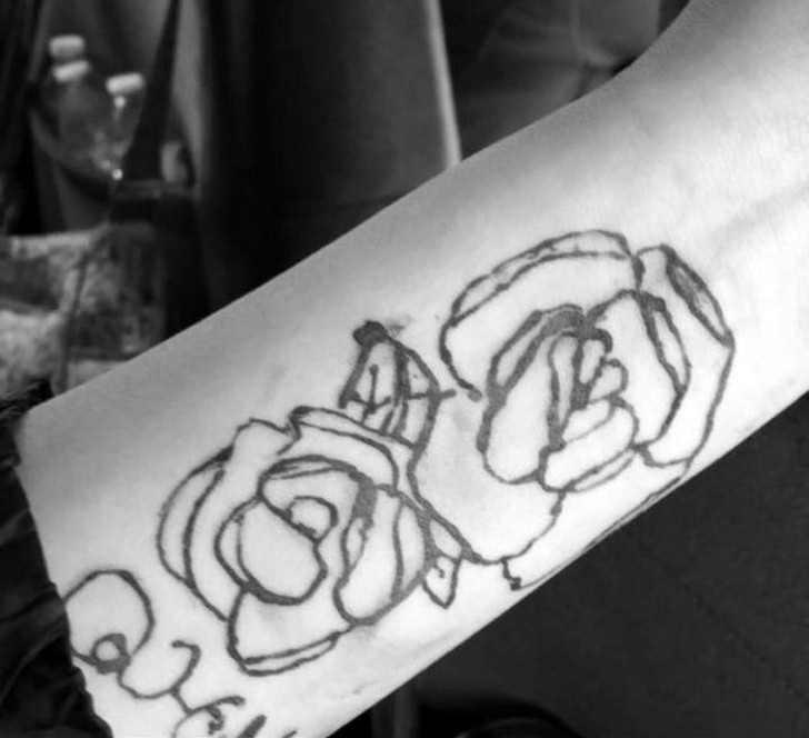 8. "Moja przyjaciółka zrobiła sobie tatuaż jakichś kwiatów. Wygląda... świetnie."