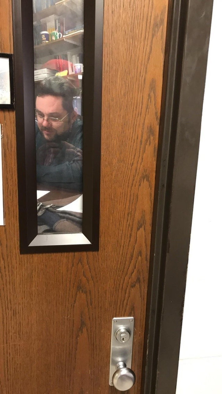 13. Mój nauczyciel przykleił do drzwi swoje zdjęcie, dzięki czemu wygląda jakby był w gabinecie