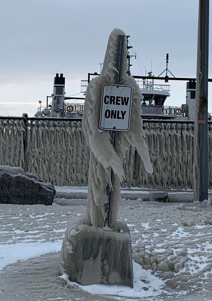 "Lód po burzy śnieżnej  uformował się w kształt osoby."