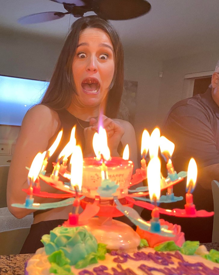 "Na 25 urodziny mojej siostry zaskoczyliśmy ją tortem."