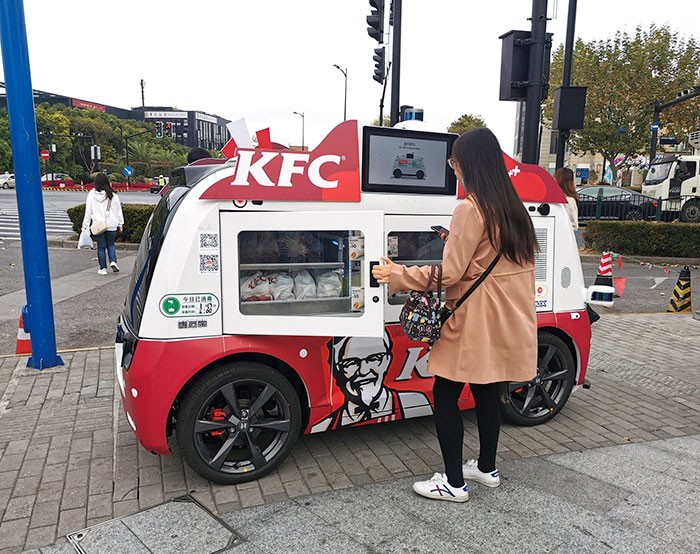Samochód KFC sprzedający produkty bezobsługowo