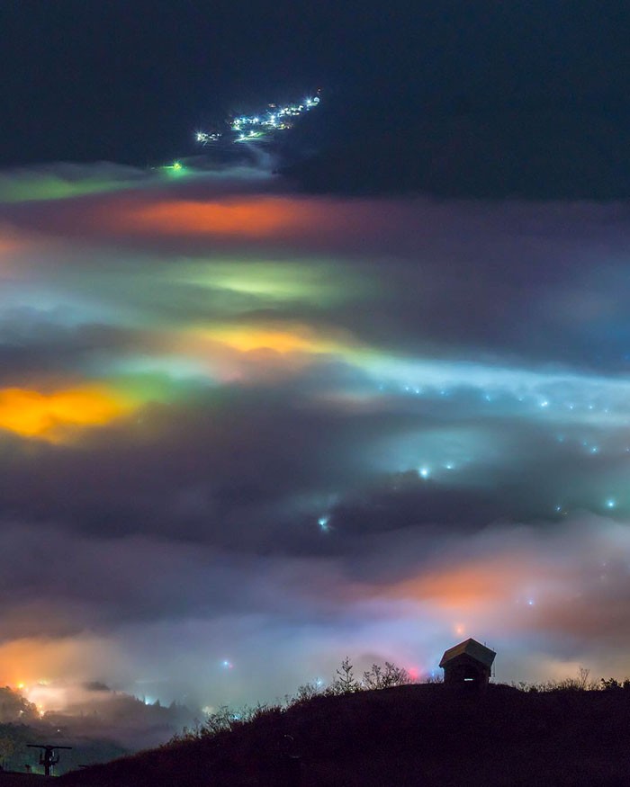 Światła miasta Nagano widziane przez nocną mgłę