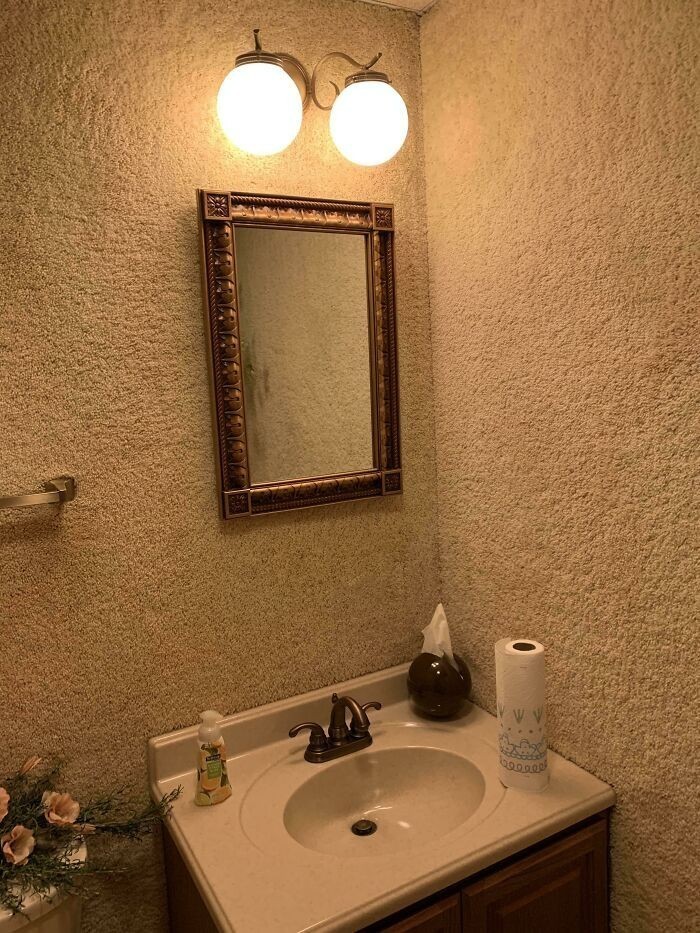 Łazienka ze ścianami wyłożonymi dywanem